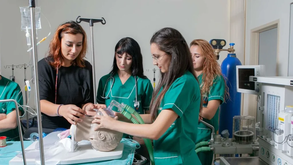 دانشجویان مدرسه عالی خدمات بهداشتی دانشگاه مدیترانه شرقی در آزمایشگاه هوشبری پردیس فاماگوستا